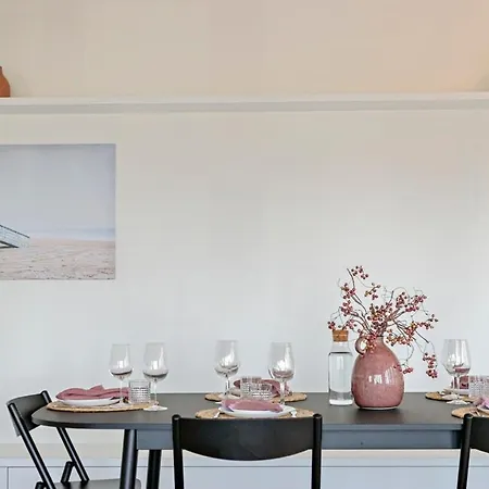 Huswell - Stylishly Refurbished With Sea View *