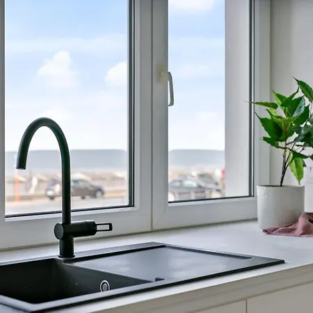 Huswell - Stylishly Refurbished With Sea View *