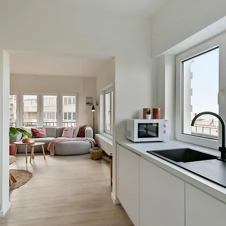 Huswell - Stylishly Refurbished With Sea View *