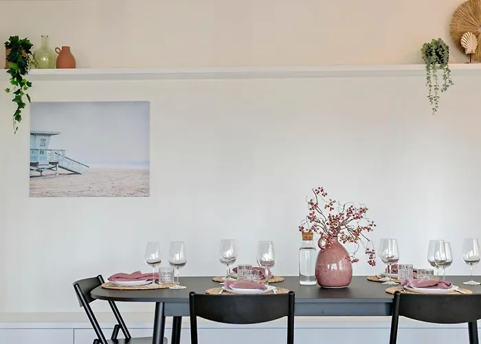 Huswell - Stylishly Refurbished With Sea View *